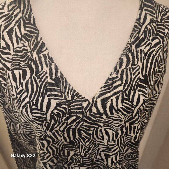 Michael Kors V-neck High Low Print Sweater. NWT. Size Large - Picture 2 of 12